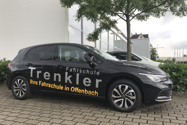 Fahrschulwagen VW Golf 8 der Fahrschule Trenkler